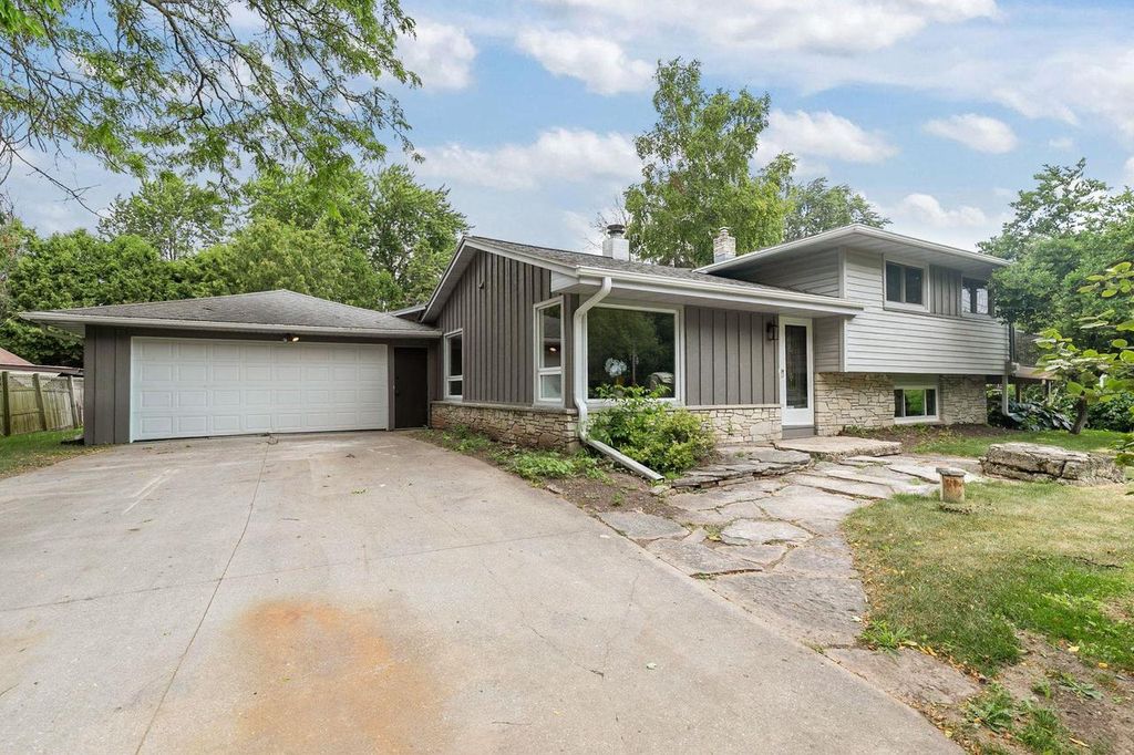 Photo of 1655 S Park AVENUE, Neenah, WI 54956 (MLS # 50329602)