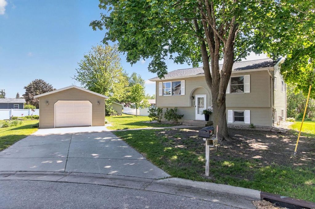 Photo of 254 Lakeview COURT, Hortonville, WI 54944 (MLS # 50326411)