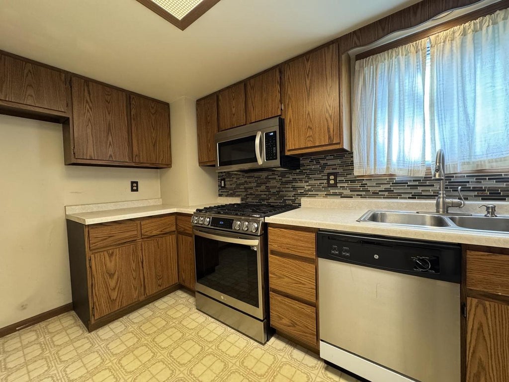 Photo of 1345 W 18th AVENUE, Oshkosh, WI 54902 (MLS # 50333397)
