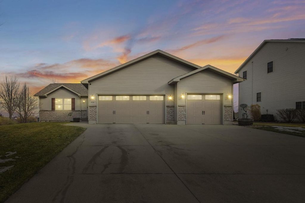 Photo of 1426 Chadsworth DRIVE, Sun Prairie, WI 53590 (MLS # 2016690)