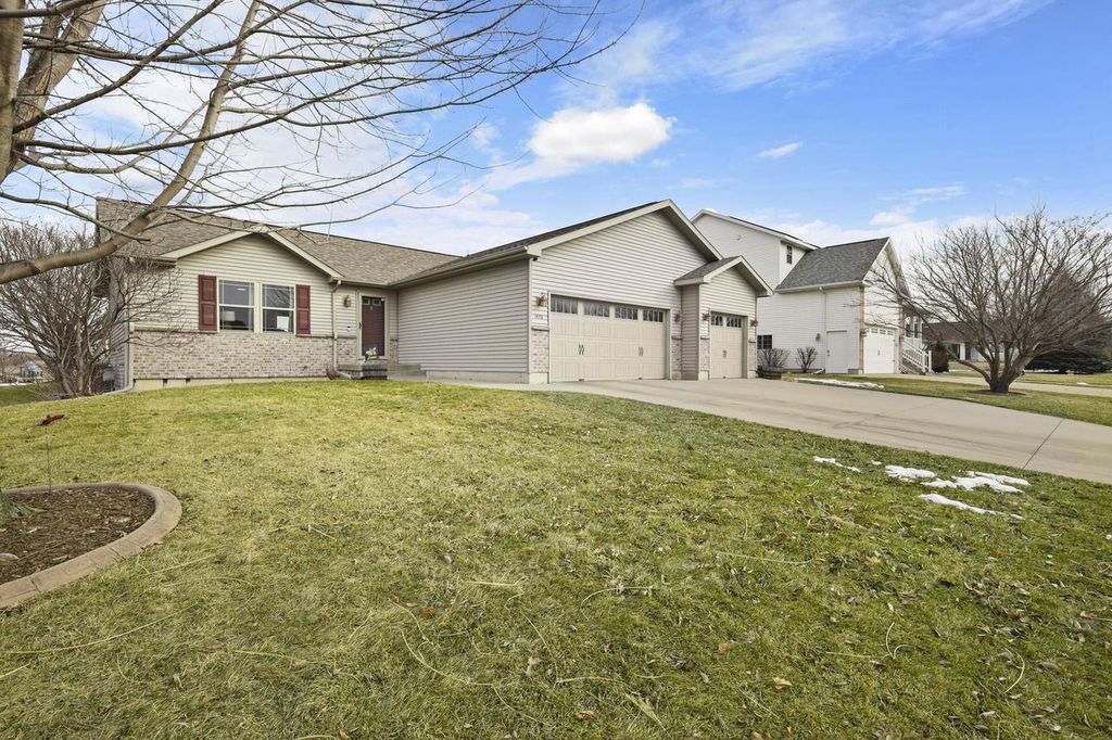 Photo of 1426 Chadsworth DRIVE, Sun Prairie, WI 53590 (MLS # 2016690)