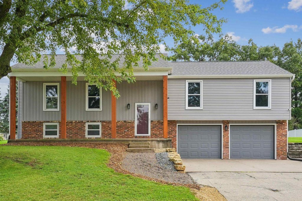 Photo of 975 Hillcrest CIRCLE, Platteville, WI 53818 (MLS # 2033260)