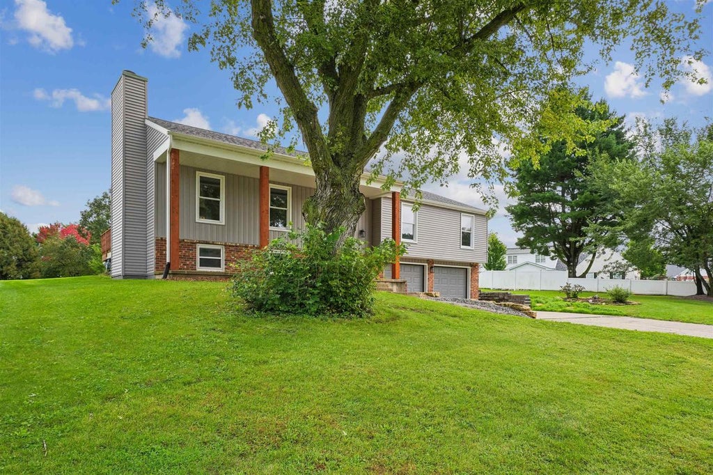 Photo of 975 Hillcrest CIRCLE, Platteville, WI 53818 (MLS # 2033260)