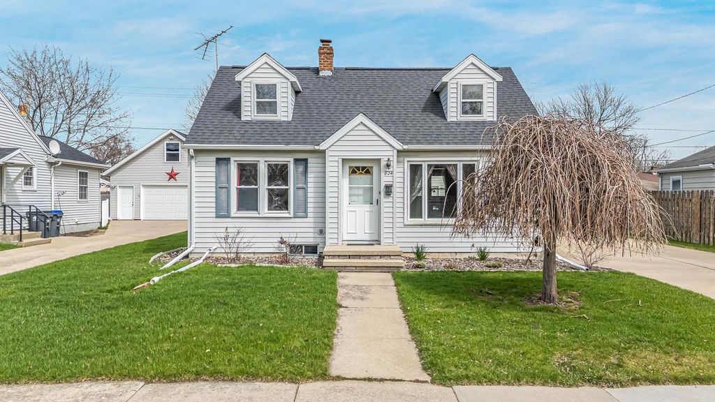 Photo of 824 Zemlock AVENUE, Neenah, WI 54956 (MLS # 50323979)