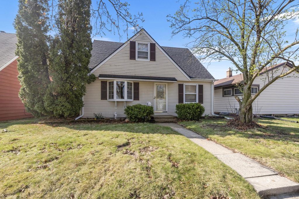 Photo of 2809 E Armour AVENUE, Milwaukee, WI 53235 (MLS # 1958118)