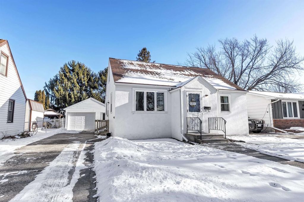 Photo of 1707 11th AVENUE, Green Bay, WI 54304 (MLS # 50320715)