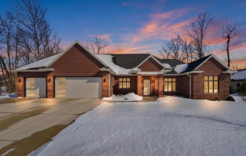 Photo of 945 Woodcrest Heights DRIVE, Menasha, WI 54952 (MLS # 50322476)