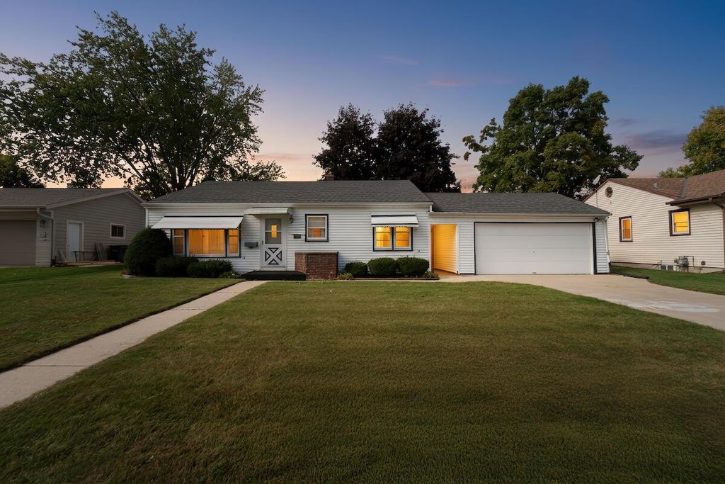 Photo of 1040 Lincoln DRIVE WEST DRIVE W, West Bend, WI 53095 (MLS # 1939252)