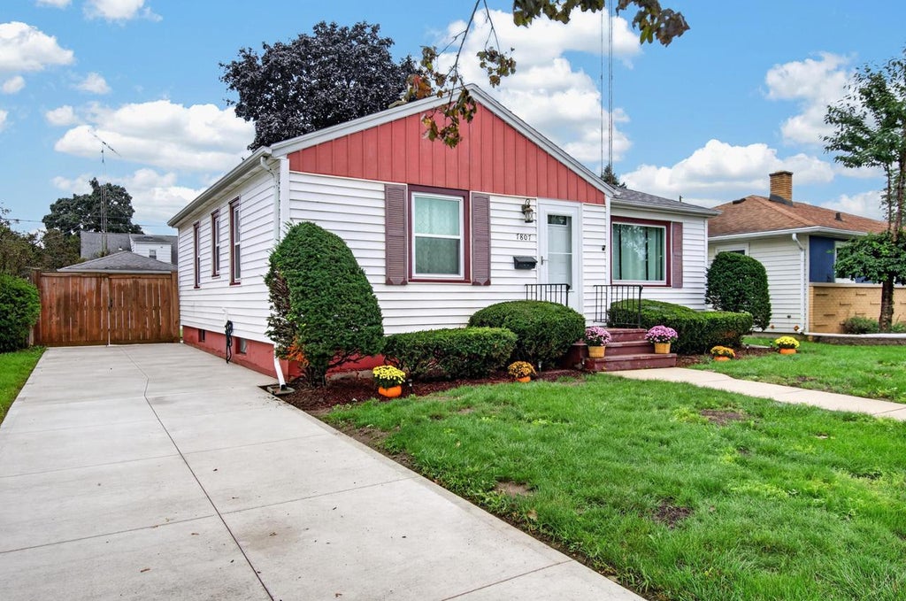 Photo of 7807 35th AVENUE, Kenosha, WI 53142 (MLS # 1981170)