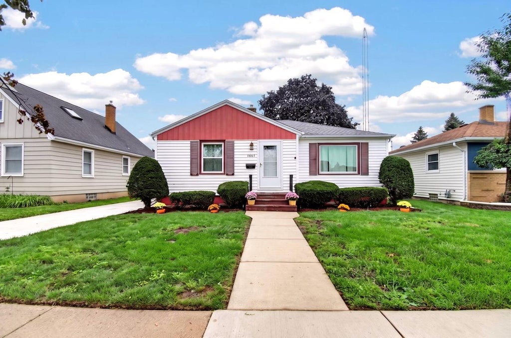Photo of 7807 35th AVENUE, Kenosha, WI 53142 (MLS # 1981170)