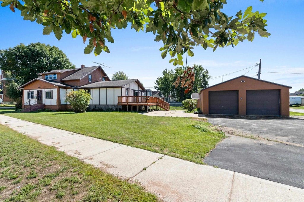 Photo of 1005 Elizabeth AVENUE, Marinette, WI 54143 (MLS # 50332118)