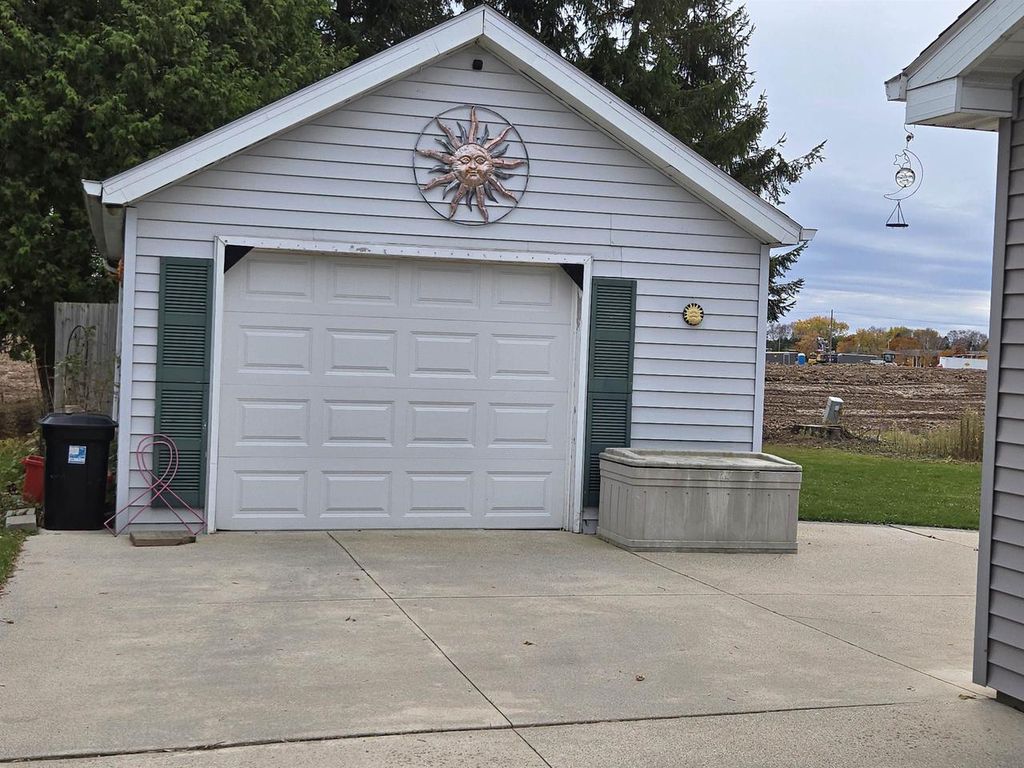 Photo of 807 E Linden AVENUE, Manitowoc, WI 54220 (MLS # 50318175)