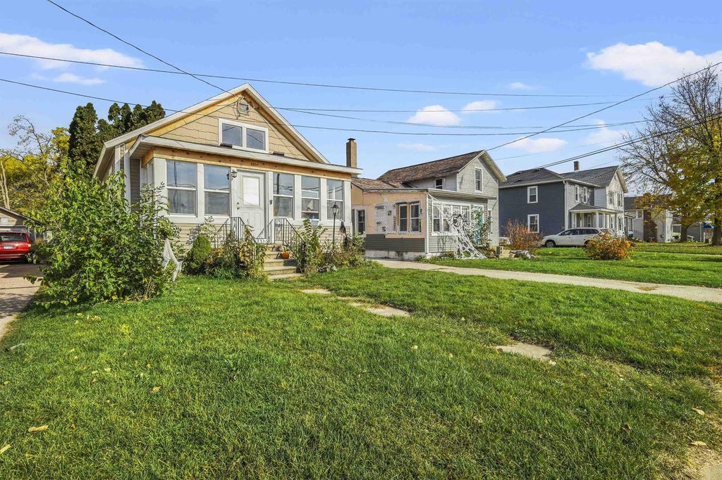 Photo of 436 W Delavan DRIVE, Janesville, WI 53546 (MLS # 2035475)