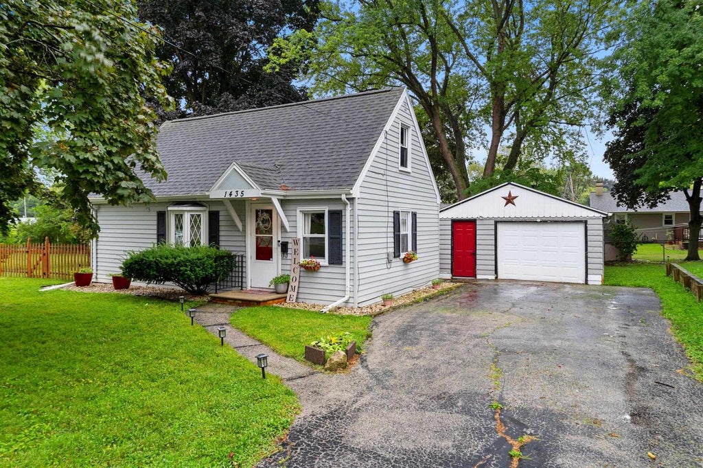 Photo of 1435 9th STREET, Green Bay, WI 54303 (MLS # 50332255)