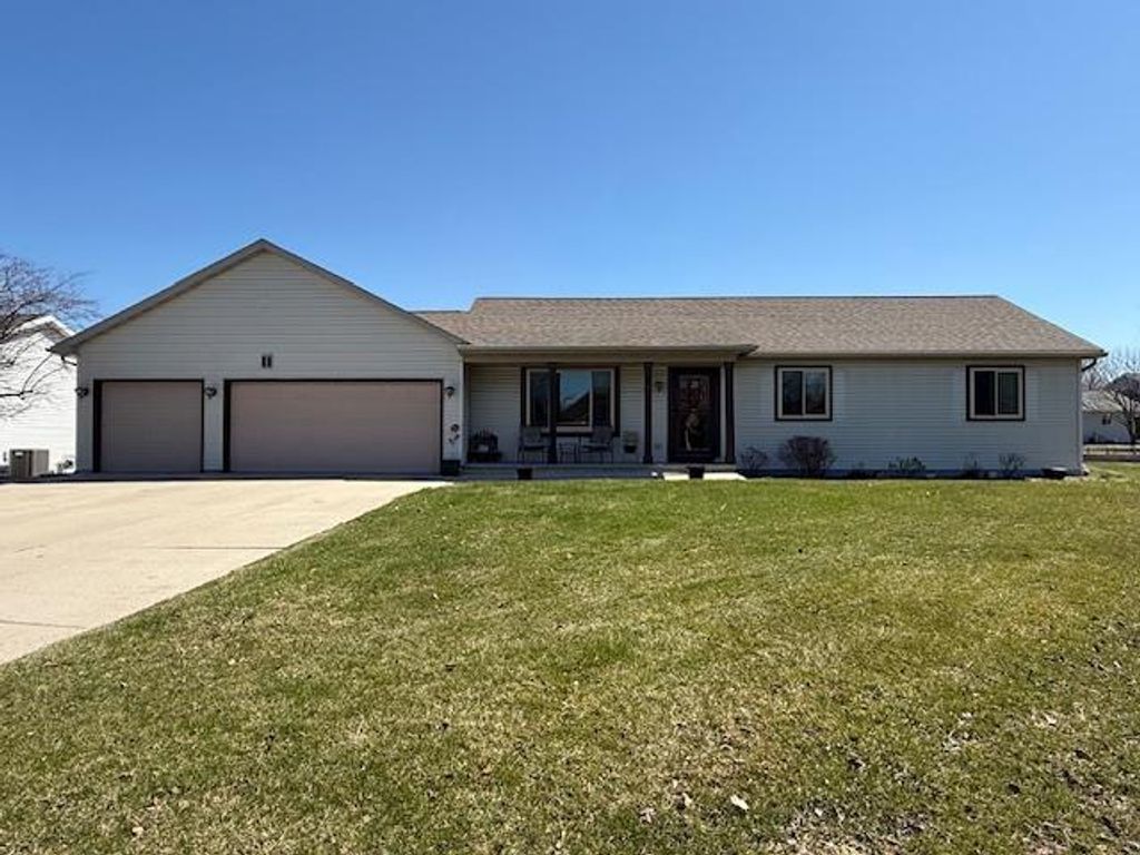 Photo of 31 Greenbriar COURT, Fond Du Lac, WI 54935 (MLS # 50323306)