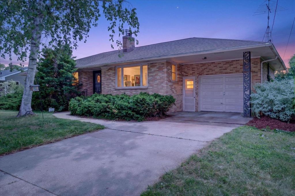 Photo of 225 N Cairo AVENUE, Jefferson, WI 53549 (MLS # 2024655)