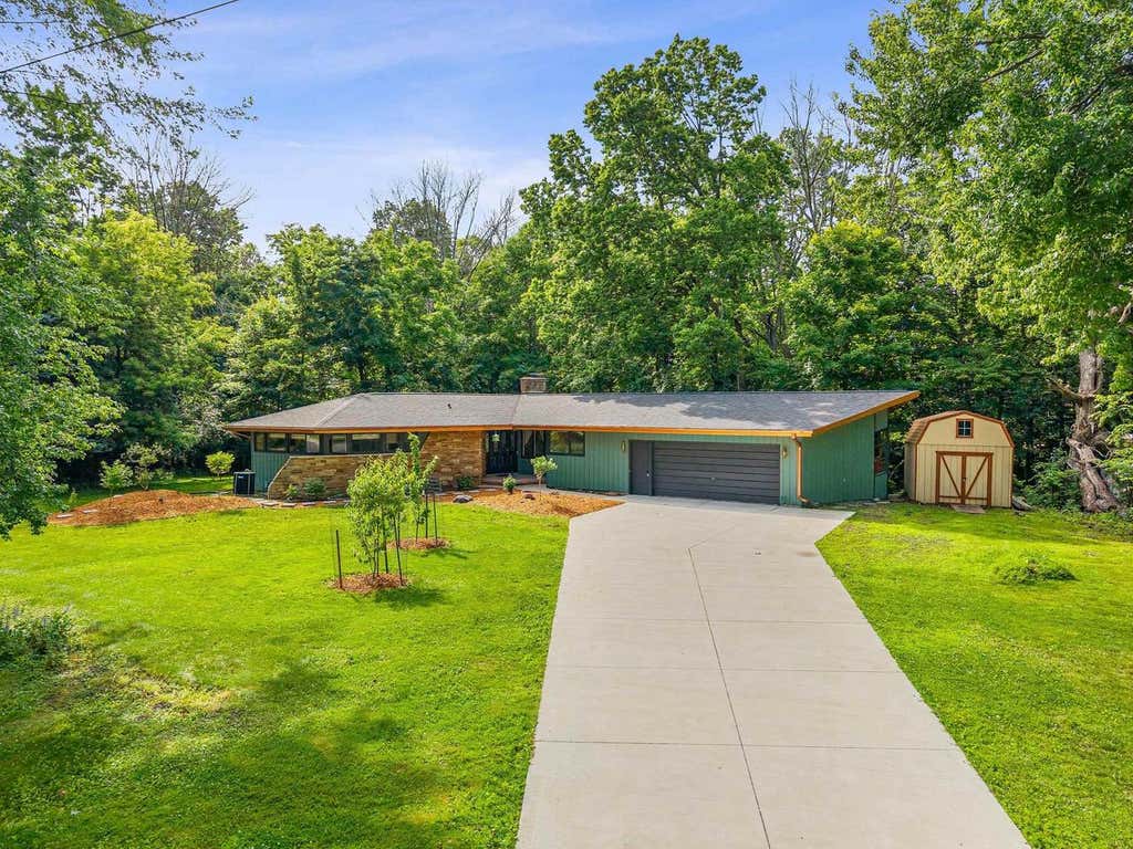 Photo of W6439 Lakeview COURT, Menasha, WI 54952 (MLS # 50328739)