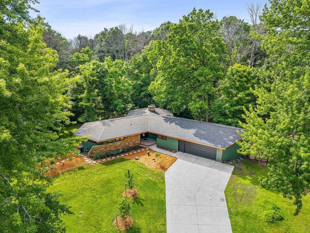 Photo of W6439 Lakeview COURT, Menasha, WI 54952 (MLS # 50328739)