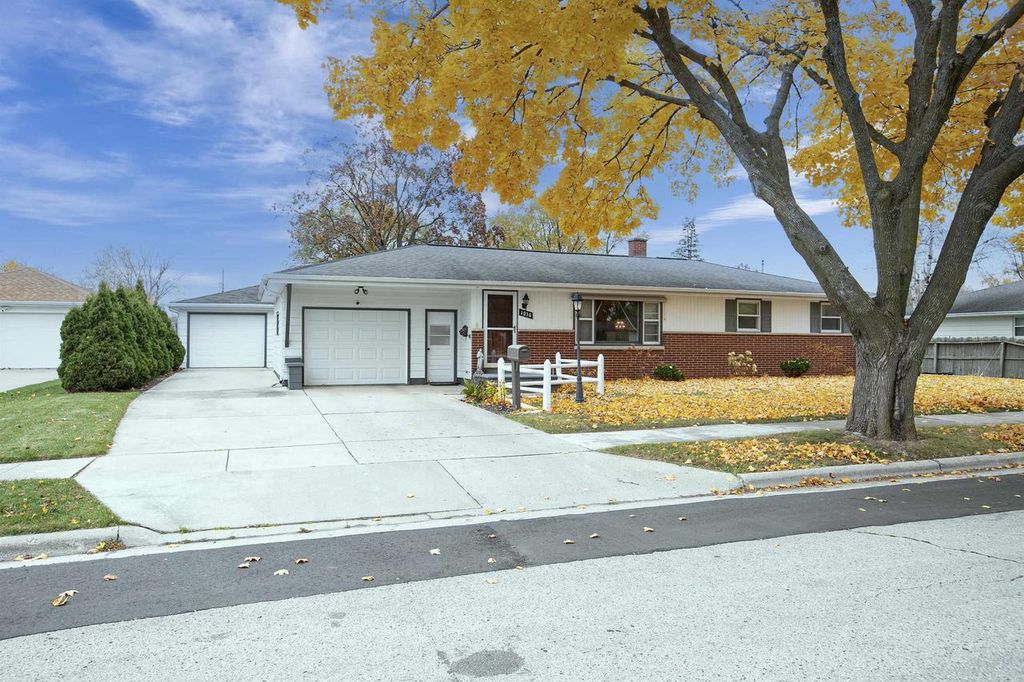 Photo of 1010 Heyrman STREET, Green Bay, WI 54302 (MLS # 50317804)