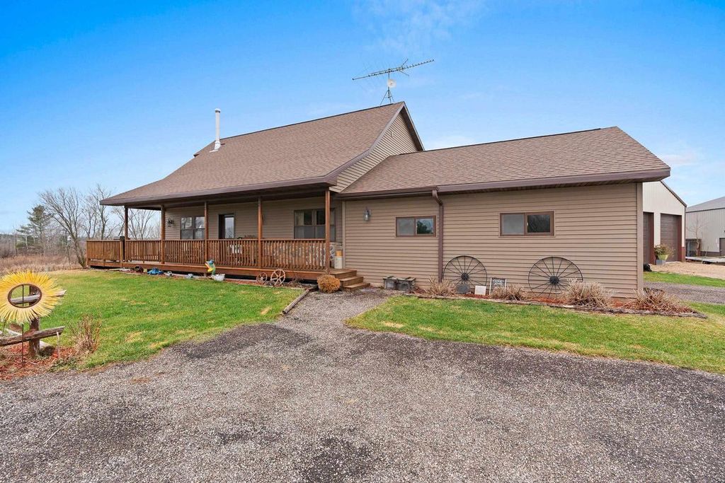 Photo of E5528 Hanson ROAD, Manawa, WI 54949 (MLS # 50323948)