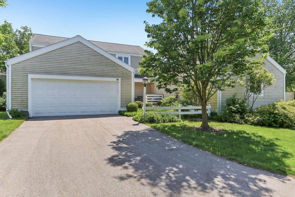 Photo of 19 Oak Creek TRAIL, Madison, WI 53717 (MLS # 2024408)