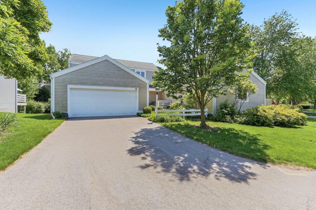 Photo of 19 Oak Creek TRAIL, Madison, WI 53717 (MLS # 2024408)