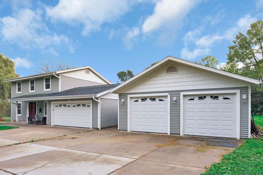 Photo of W2585 Long Meadow DRIVE, Elkhorn, WI 53121 (MLS # 1939208)