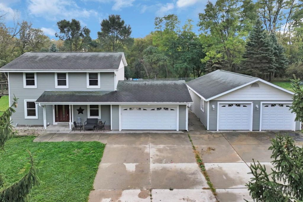 Photo of W2585 Long Meadow DRIVE, Elkhorn, WI 53121 (MLS # 1939208)