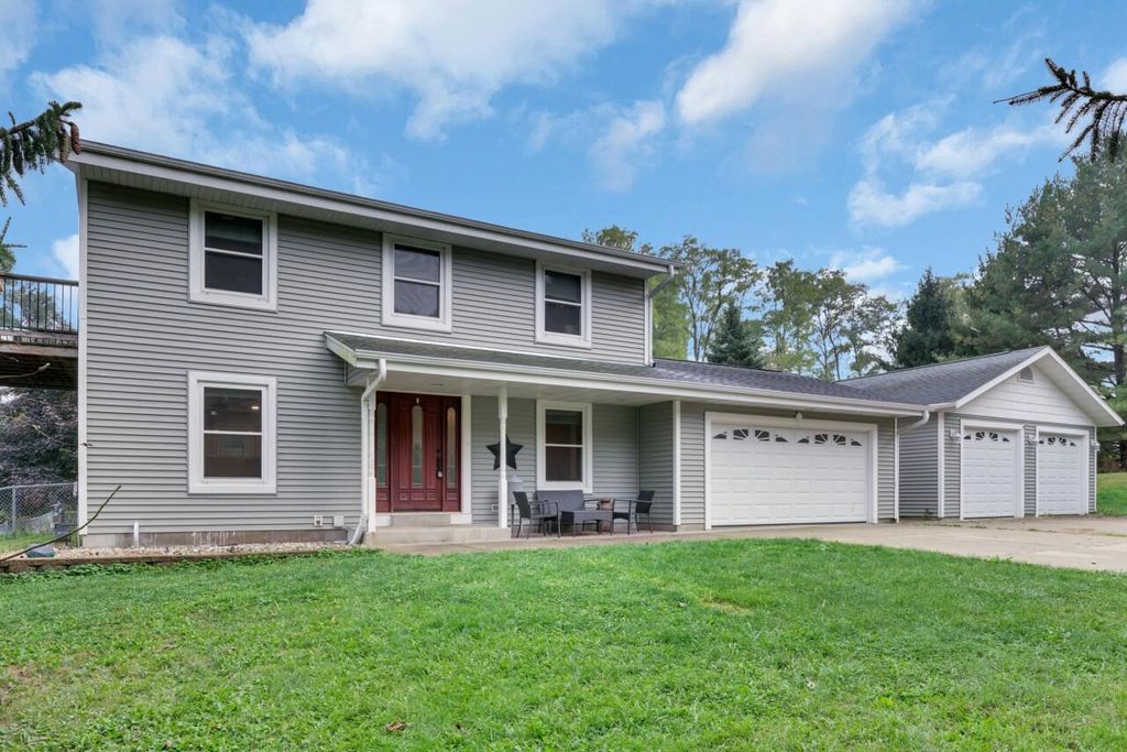 Photo of W2585 Long Meadow DRIVE, Elkhorn, WI 53121 (MLS # 1939208)