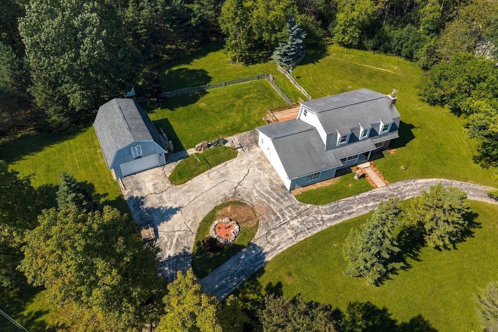 Photo of 1582 Edgewater COURT, Grafton, WI 53024 (MLS # 1981479)