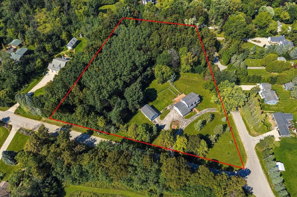 Photo of 1582 Edgewater COURT, Grafton, WI 53024 (MLS # 1981479)
