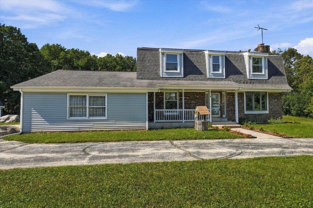 Photo of 1582 Edgewater COURT, Grafton, WI 53024 (MLS # 1981479)