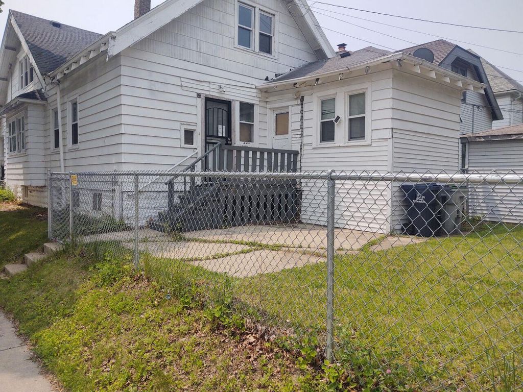 Photo of 2202 W Keefe AVENUE, Milwaukee, WI 53206 (MLS # 1942189)