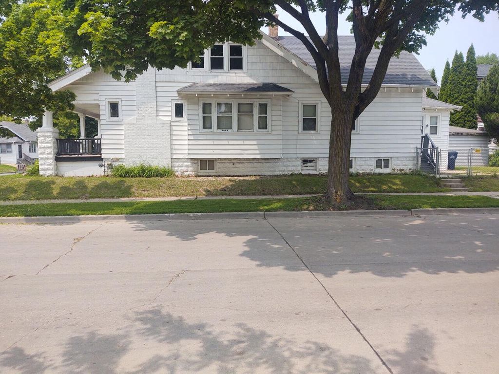 Photo of 2202 W Keefe AVENUE, Milwaukee, WI 53206 (MLS # 1942189)