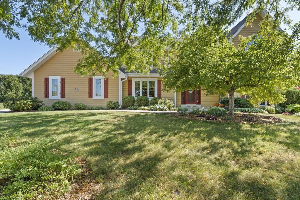 Photo of W140N5331 St. Andrews CIRCLE, Menomonee Falls, WI 53051 (MLS # 1946133)