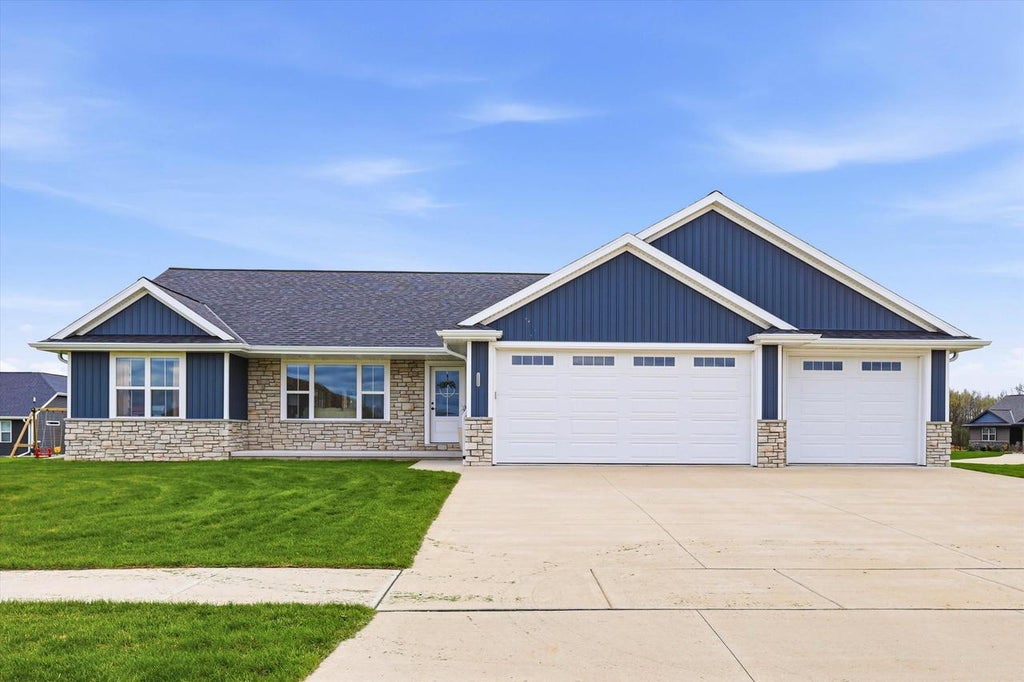 Photo of 2359 Tigerwood TRAIL, De Pere, WI 54115 (MLS # 50331835)