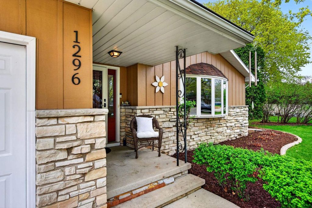 Photo of 1296 Lakeview LANE, Menasha, WI 54952 (MLS # 50324598)