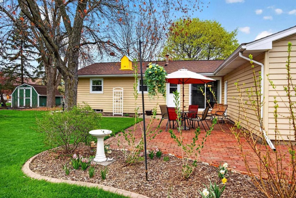 Photo of 1296 Lakeview LANE, Menasha, WI 54952 (MLS # 50324598)
