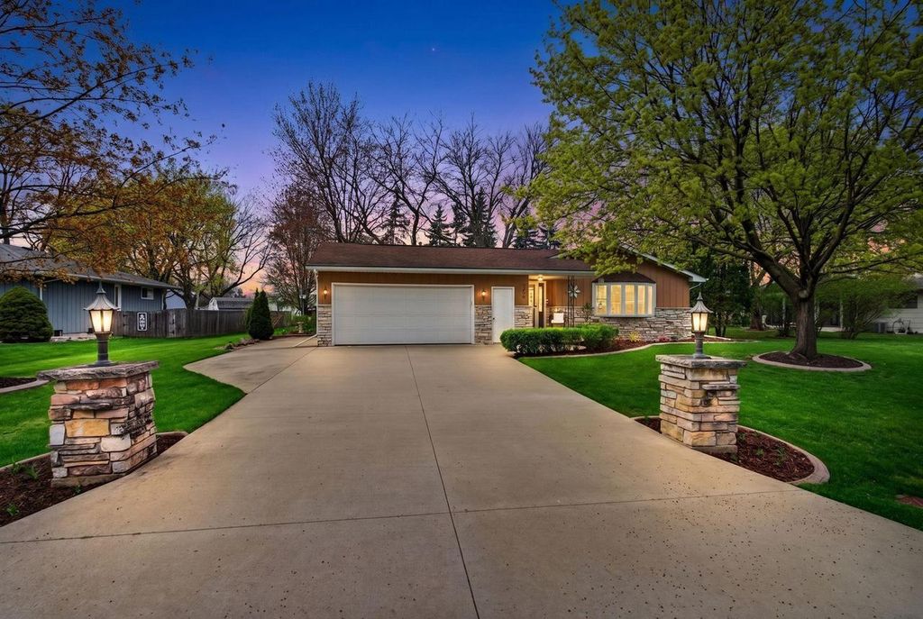 Photo of 1296 Lakeview LANE, Menasha, WI 54952 (MLS # 50324598)