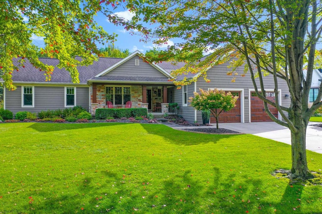 Photo of 1000 Crown Pointe CIRCLE, Suamico, WI 54173 (MLS # 50332926)
