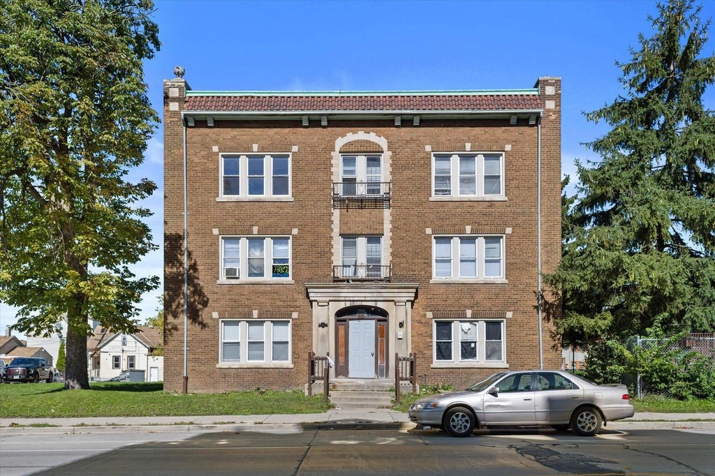 Photo of 816 W Greenfield AVENUE, Milwaukee, WI 53204 (MLS # 1984038)