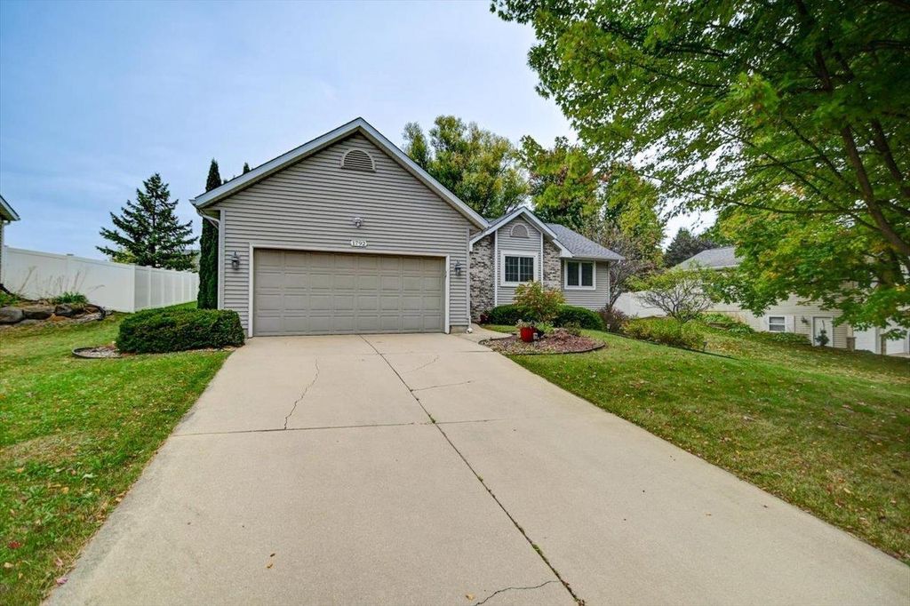 Photo of 1792 Frawley DRIVE, Sun Prairie, WI 53590 (MLS # 2009903)