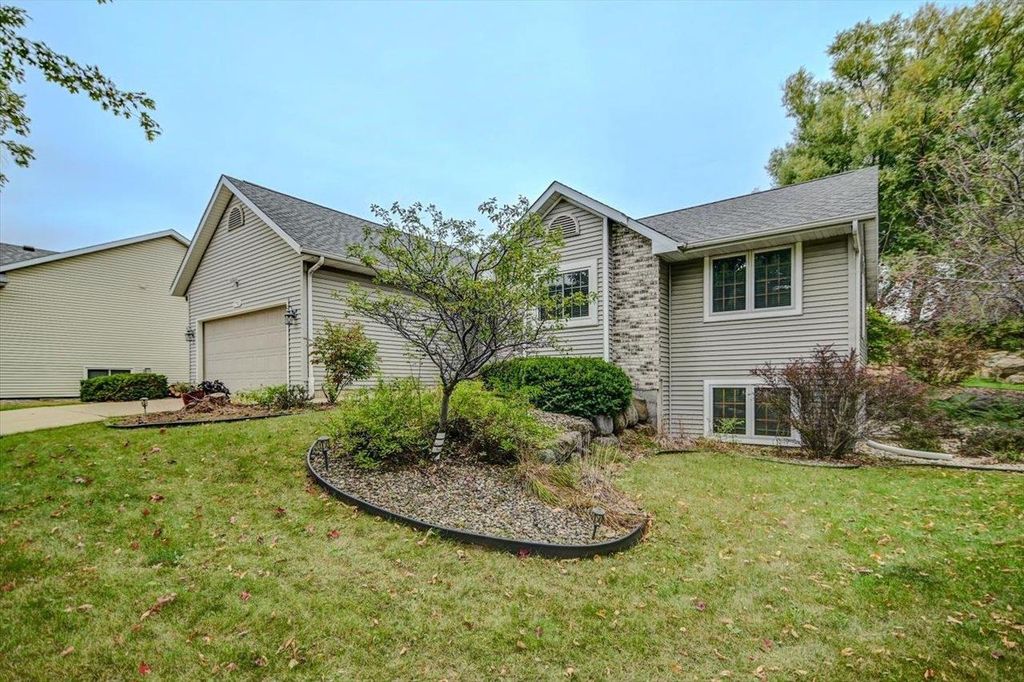 Photo of 1792 Frawley DRIVE, Sun Prairie, WI 53590 (MLS # 2009903)