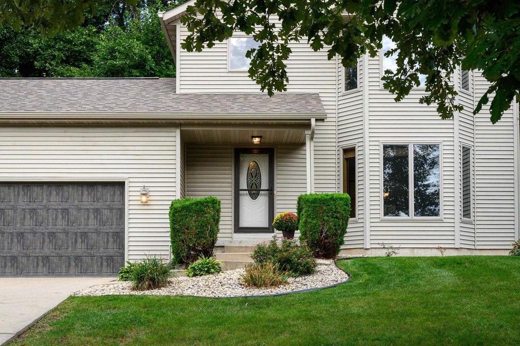 Photo of 213 Yarrow Hill DRIVE, Cottage Grove, WI 53527 (MLS # 2033267)