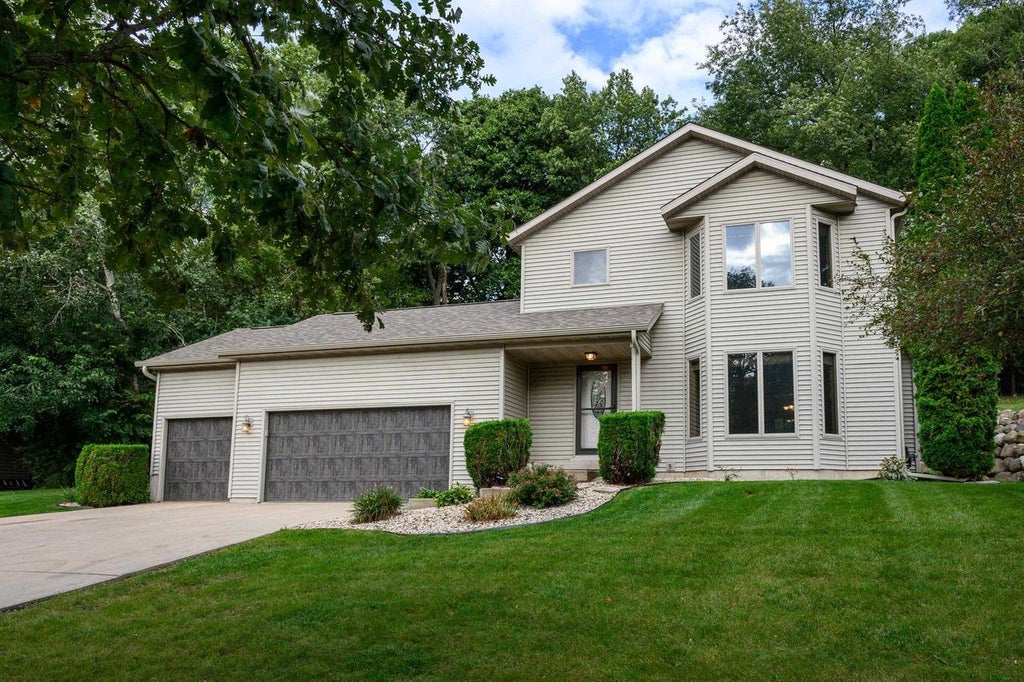 Photo of 213 Yarrow Hill DRIVE, Cottage Grove, WI 53527 (MLS # 2033267)