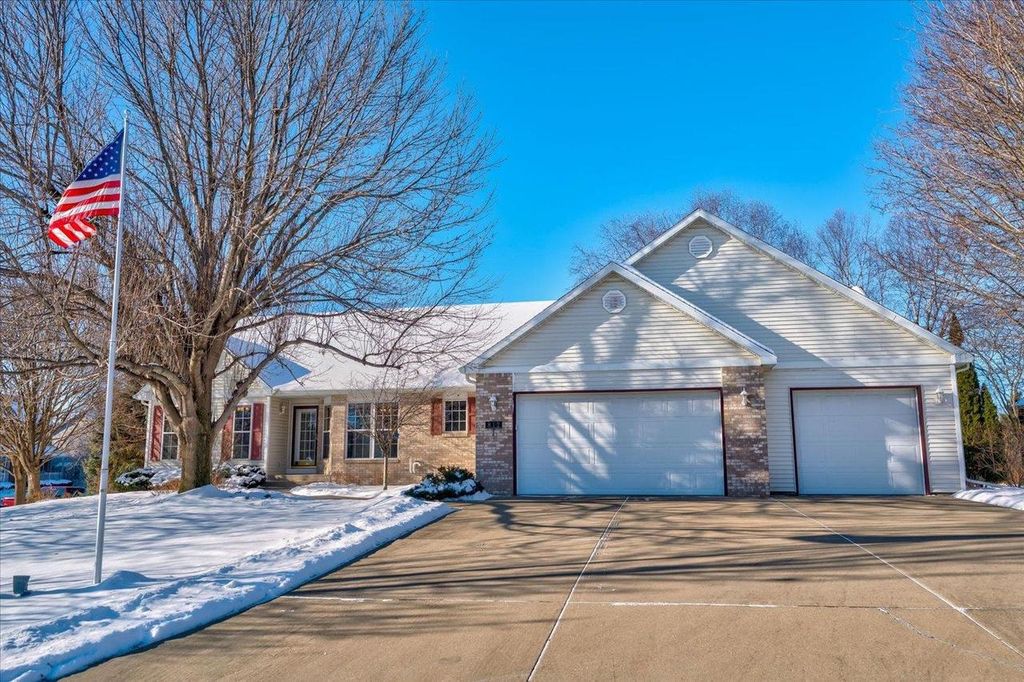 Photo of 812 Abbington COURT, Sun Prairie, WI 53590 (MLS # 2016039)