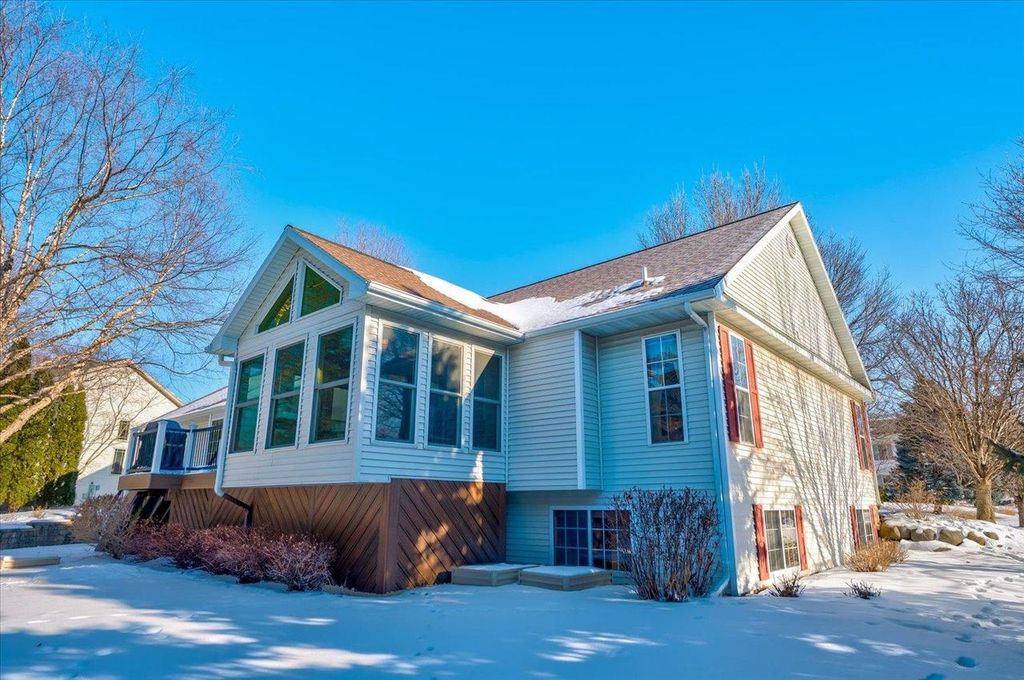 Photo of 812 Abbington COURT, Sun Prairie, WI 53590 (MLS # 2016039)