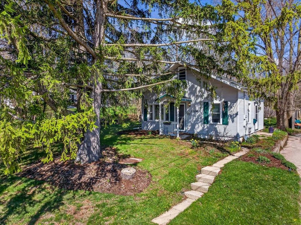 Photo of 1109 Blaine STREET, Edgerton, WI 53534 (MLS # 2021046)