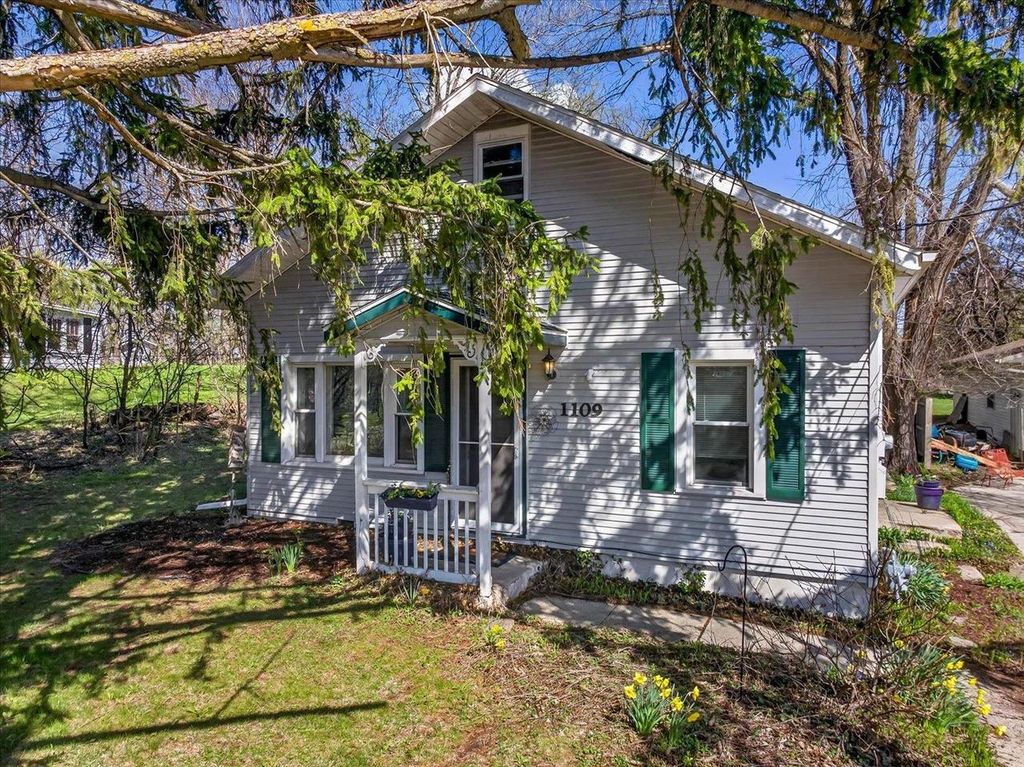 Photo of 1109 Blaine STREET, Edgerton, WI 53534 (MLS # 2021046)
