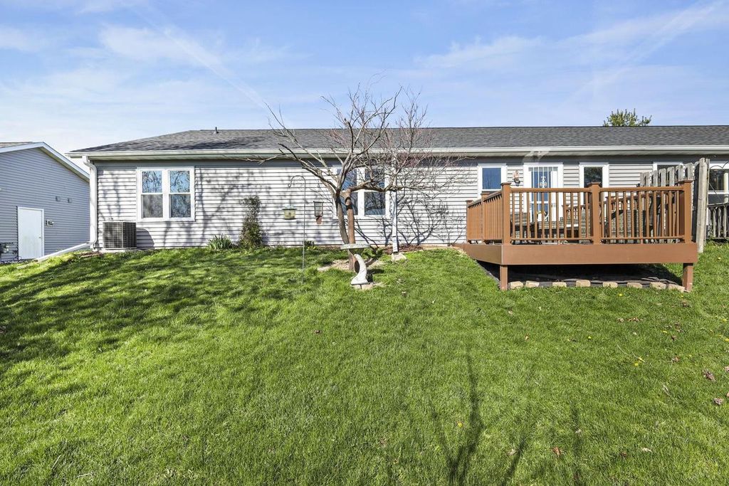 Photo of 532 Plum Tree DRIVE, Evansville, WI 53536 (MLS # 2020985)